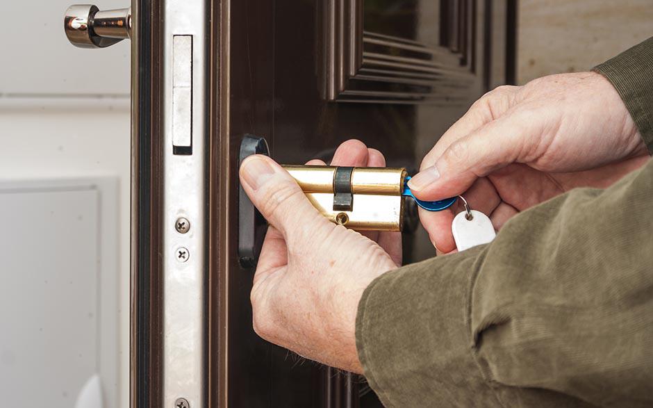 comment ouvrir une porte de chambre Montrouge
