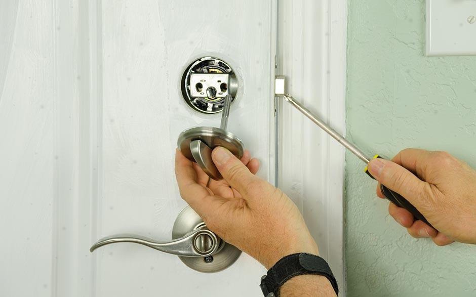 comment ouvrir une porte fermée à clé avec un trombone Villecresnes